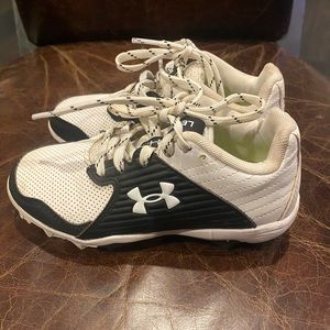 Under Armour boys baseball cleats